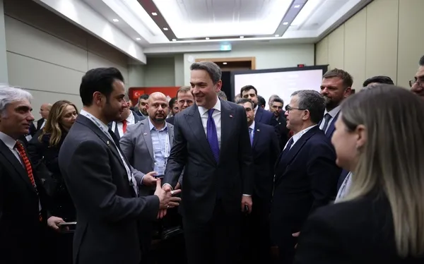bakan-bayraktar-turkiye-kuresel-yatirimlar-icin-guvenilir-bir-liman-olmaya-devam-ediyor-1772607523938.jpg