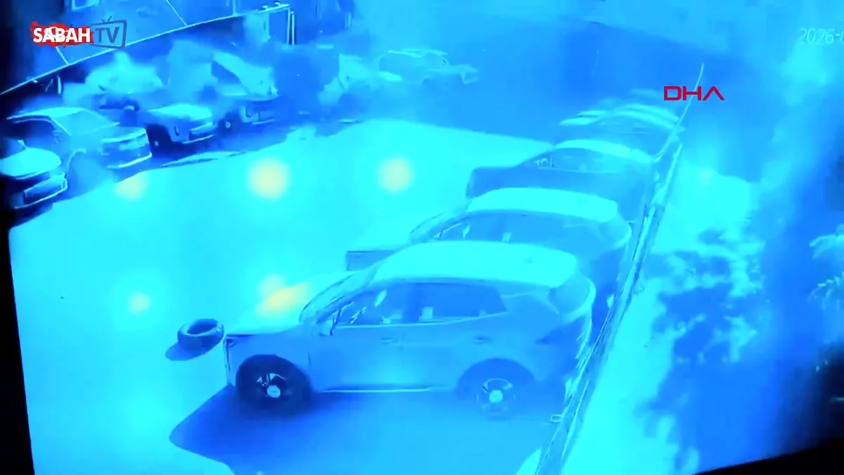 Kağıthane’de duvarın otoparktaki araçların üzerine çöktüğü anların görüntüsü ortaya çıktı: 12 sıfır araçta 30 milyon liralık hasar oluştu videosunu izle Kağıthane’de duvarın otoparktaki araçların üzerine çöktüğü anların görüntüsü ortaya çıktı: 12 sıfır araçta 30 milyon liralık hasar oluştu videosunu izle