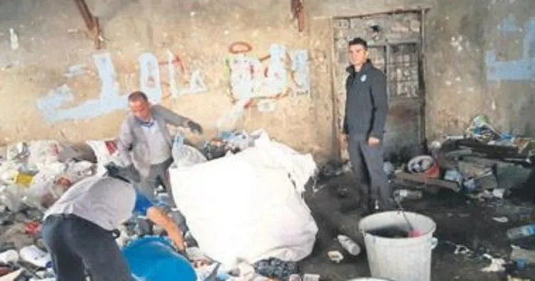 Tarsus’ta çöp ev belediye ekiplerince boşaltıldı