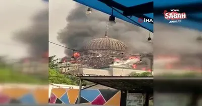 Endonezya’da cami kubbesi önce yandı sonra çöktü | Video