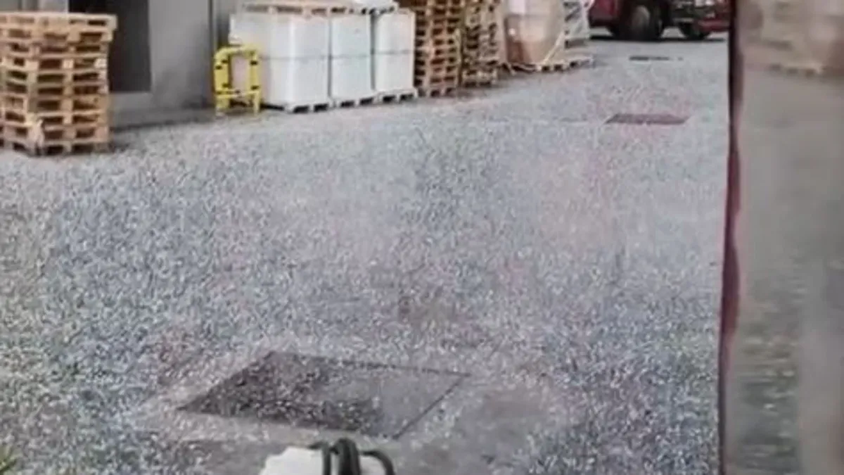 Görüntüler İstanbul'da kaydedildi: Fındık büyüklüğünde yağdı! Görüntüler İstanbul'da kaydedildi: Fındık büyüklüğünde yağdı!