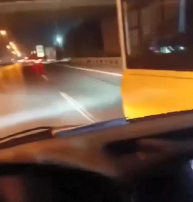 İETT şoförü bir araca çarparak kaçtı: Otomobil sürücüsü kaçan şoförü yakalamak isterken ölümden döndü!