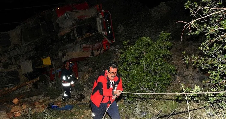 Gümüşhane’de kamyon şarampole devrildi: 1 ölü, 3 yaralı