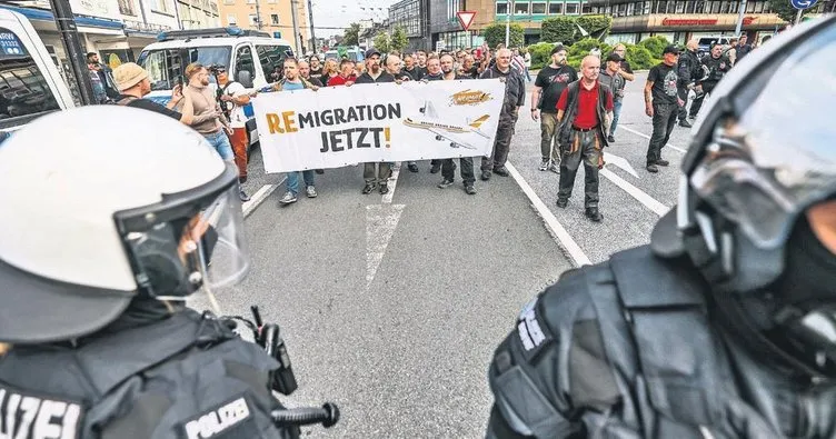 Anma töreninde Hitler selamı