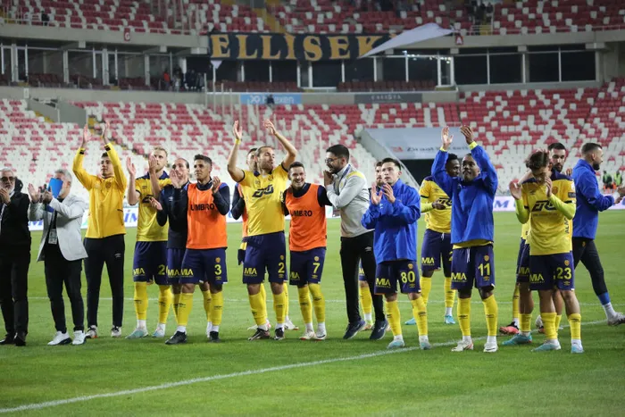 mke-ankaragucu-galibiyet-orucunu-bozdu-sivasspor-evinde-maglup-1695065642873.jpg