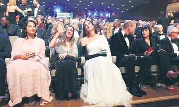 Depremzedeler mavi kurdeleyle anıldı