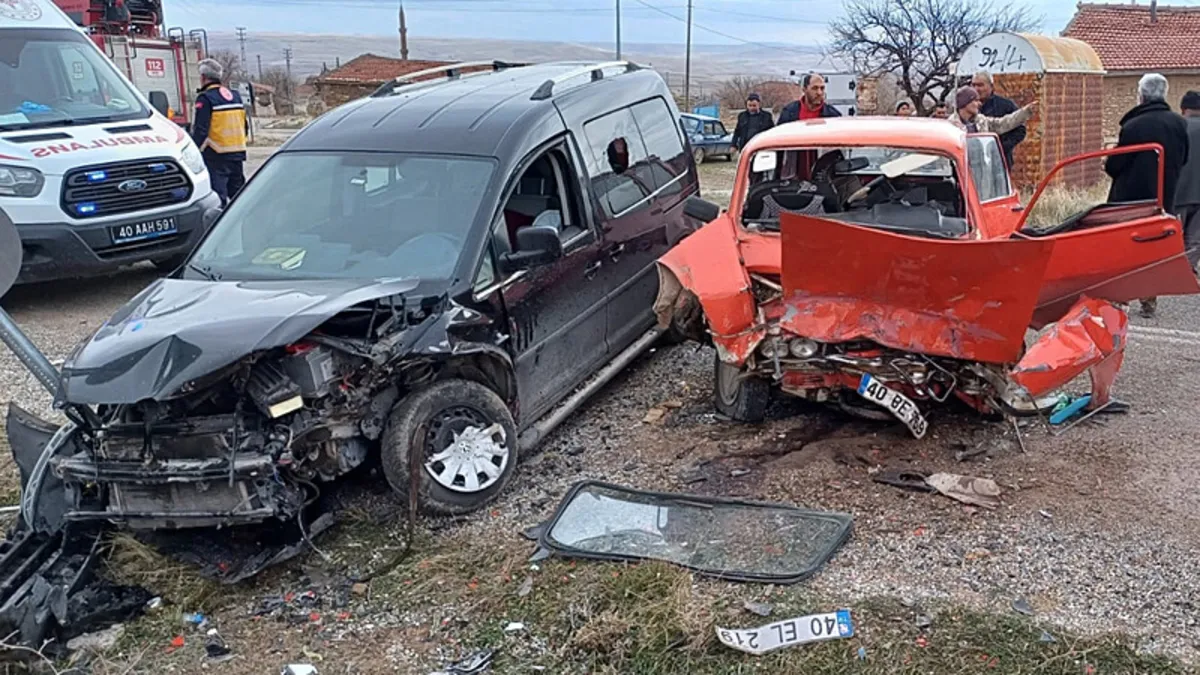 Kazanın adresi Kırşehir: 1’i ağır, 3 yaralı! Kazanın adresi Kırşehir: 1’i ağır, 3 yaralı!