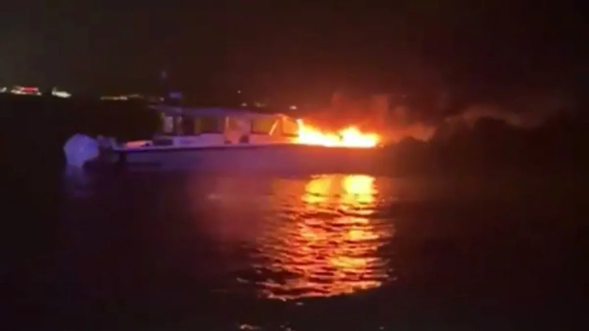 Kadıköy açıklarında tekne yangını: 4 kişi kurtarıldı Kadıköy açıklarında tekne yangını: 4 kişi kurtarıldı