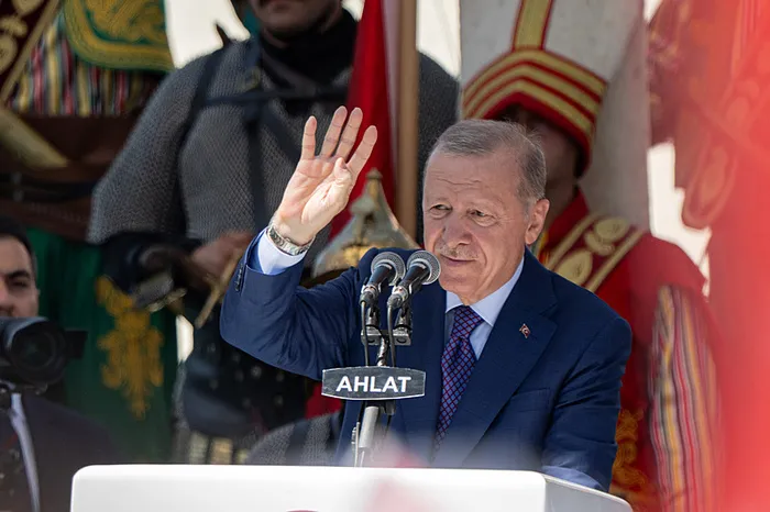 son-dakika-baskan-erdogan-ve-devlet-bahceli-ahlat-selcuklu-kabristanini-ziyaret-etti-tarihi-kare-1787659534909.jpg