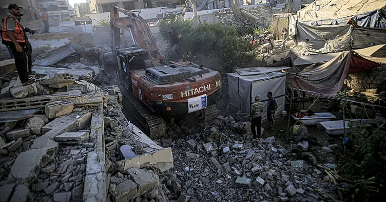 Gazze’de İsrail saldırısında hasar gören bina çöktü: 14 Filistinli yaşamını yitirdi