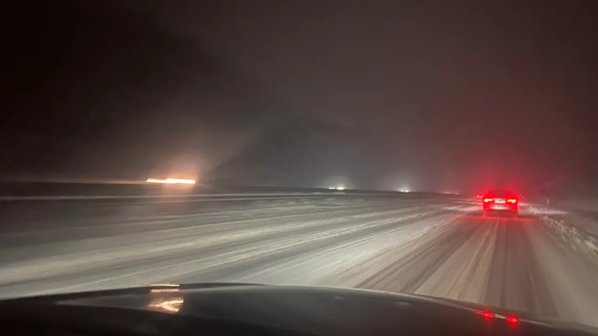Almanya’da yoğun kar ulaşımı felç etti
