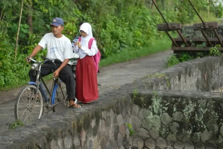 Endonezya’lı öğrencilerin tehlikeli okul yolculuğu