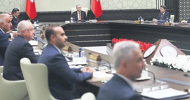 Vergisiz cep telefonu için gençlerin gözü kabinede Vergisiz cep telefonu için gençlerin gözü kabinede