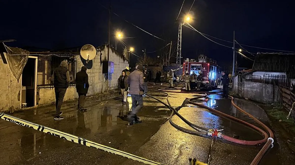 Sultangazi’de gecekondudaki yangın iş yerine sıçradı Sultangazi’de gecekondudaki yangın iş yerine sıçradı