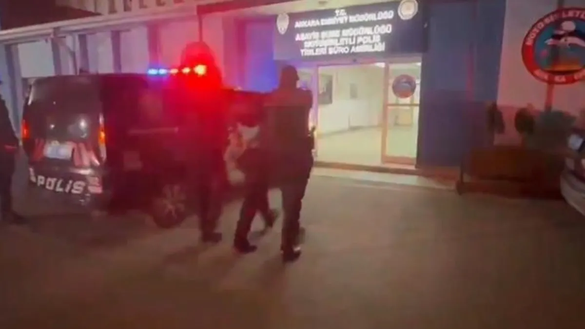 Ankara’da şüpheli araca operasyon! Gizli bölmeden silah ve uyuşturucu çıktı Ankara’da şüpheli araca operasyon! Gizli bölmeden silah ve uyuşturucu çıktı