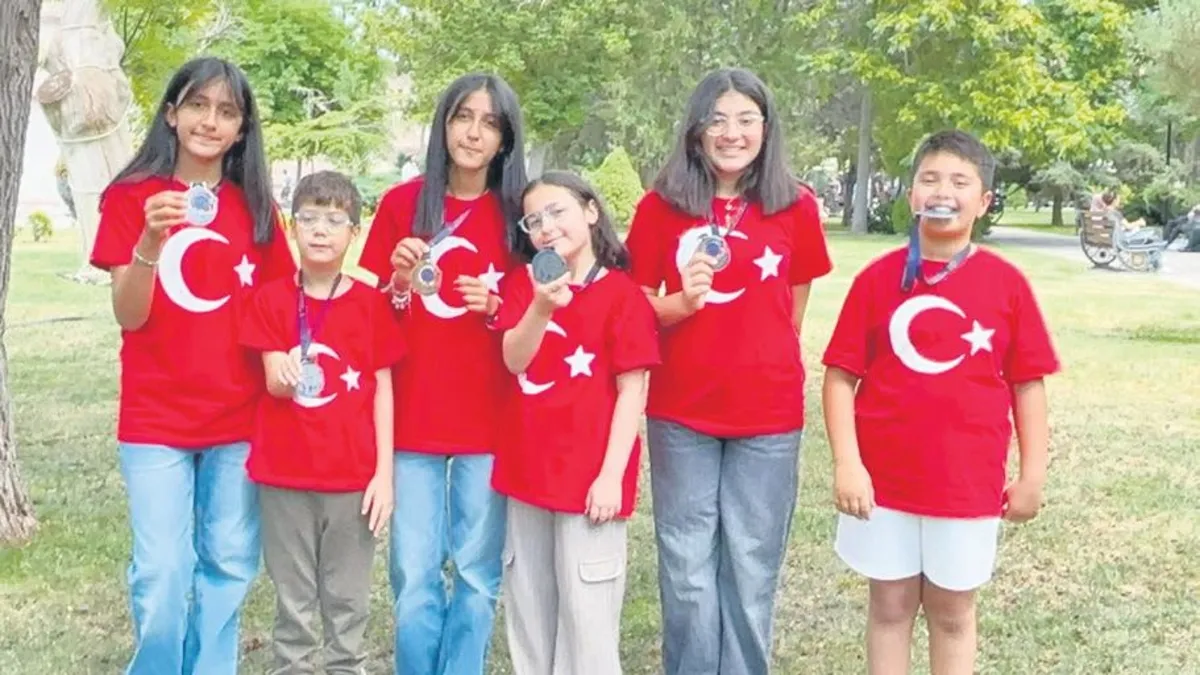 Aksaraylı öğrencilerin Bakü'de kazandığı madalyalarla çekilmiş fotoğrafı