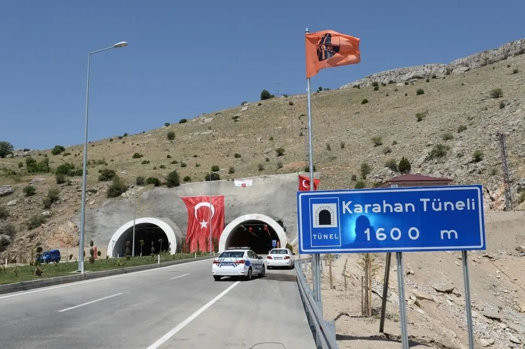 Karahan Tüneli'nden araç geçişleri başladı  .