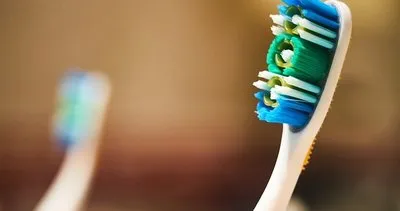 Temizliyor sanıyoruz ancak sinsice zarar veriyor! Diş fırçasını kullanımındaki bu hata...