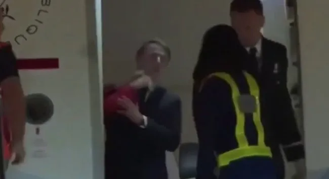 Sosyal medyayı sallayan görüntüler! Macron eşinden tokat yedi
