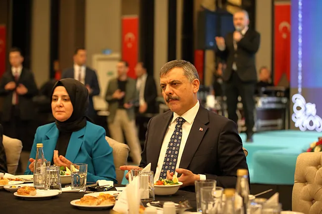 bakan-ciftci-corumda-iftar-sofrasinda-konustu-birlikte-huzur-birlikte-guven-1772041938435.jpg Bakan Çiftçi Çorum’da iftar sofrasında konuştu: “Kararlı yürüyüşümüzü kimse durduramayacak