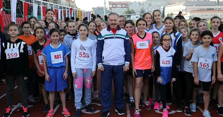 Atatürk Kır Koşusu’nda dereceye giren öğrenciler ödüllendirildi