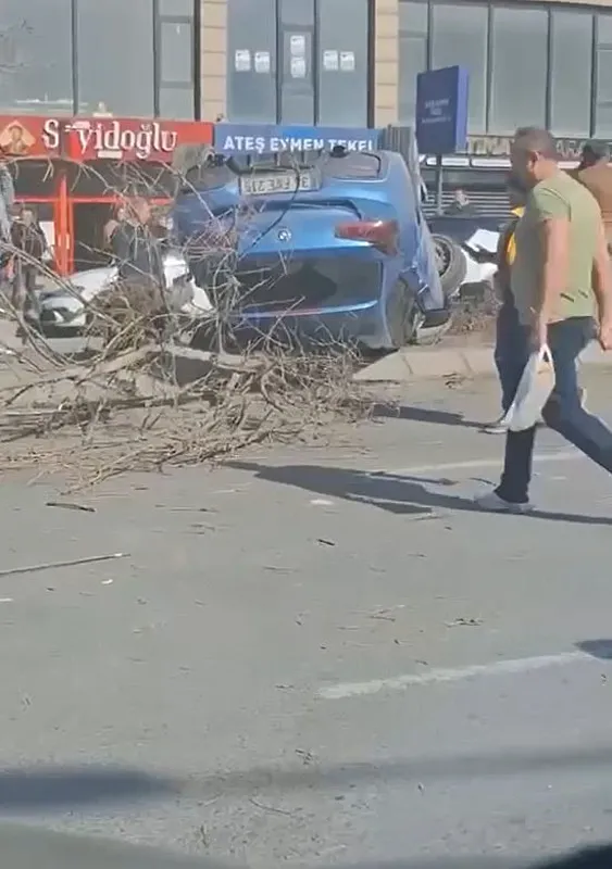 esenyurtta-kaza-arac-rejuje-carparak-ters-dondu-1741530712745.jpeg