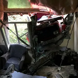 Freni boşalan kamyonet eve girdi, üzerine duvar yıkılan kadın yaralı