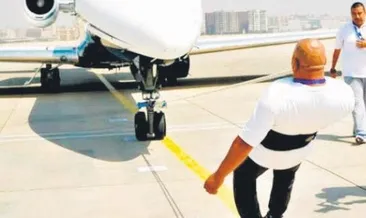 Uçağı dişleriyle 6 metre çekti