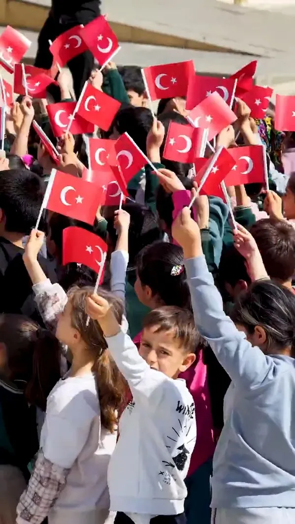 deprem-sonrasi-ilk-23-nisan-kutlamasi-bakan-kurum-ogrencilerin-heyecanini-paylasti-1776938130355.jpg