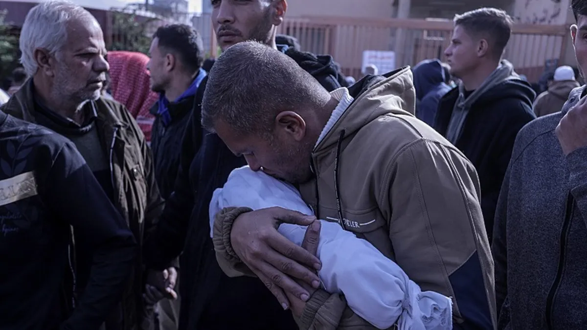 Gazze’de bir bebek daha donarak öldü