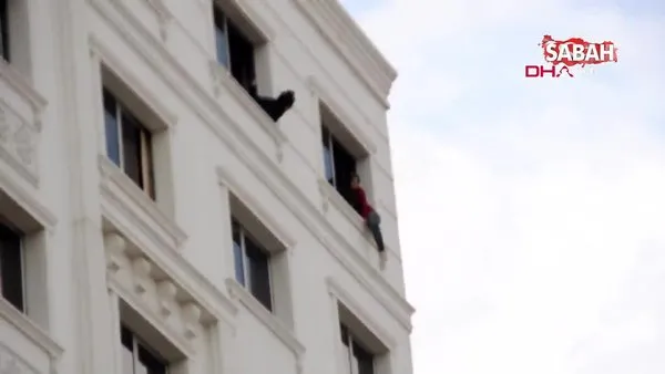 Denizli'de 7. katta intihara kalkışan kadını polis son anda kurtardı!
