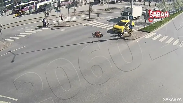 Yaya geçidinden motosikletle geçen sürücüye taksi böyle çarptı | Video