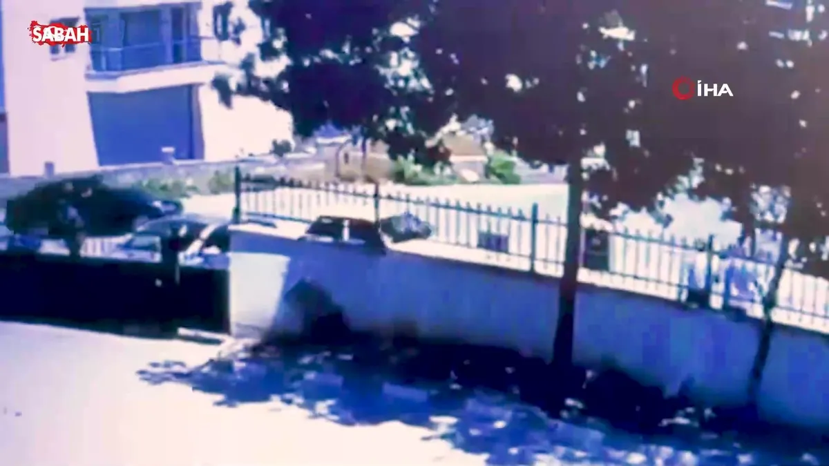 Freni boşalan tır apartmana çarptı! O anlar kamerada | Video videosunu izle Freni boşalan tır apartmana çarptı! O anlar kamerada | Video videosunu izle