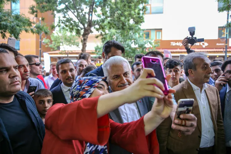 Binali Yıldırım, Sur ilçesinde esnafı ziyaret etti