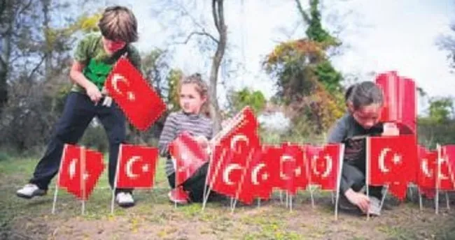 Türk bayraklarıyla Ata’nın siluetini yaptılar