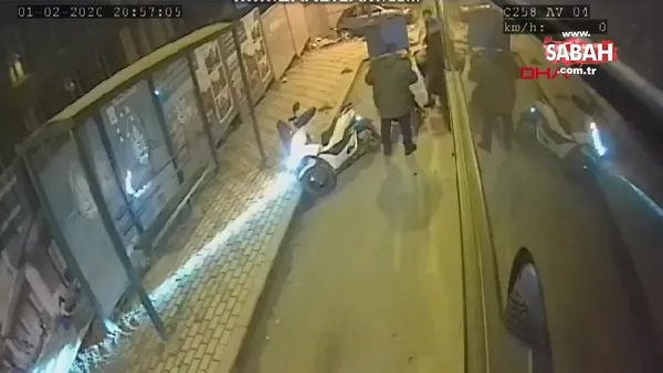 İstanbul'da motosikletin otobüsten inen kadına çarpma anı görüntüleri ortaya çıktı | Video