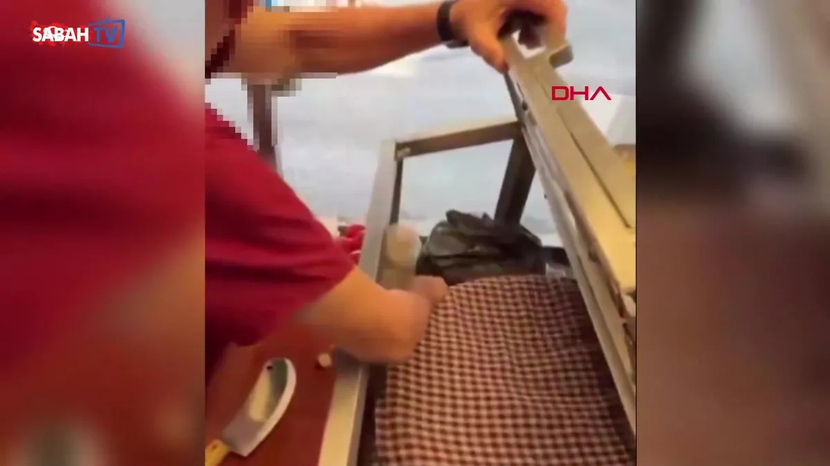 Çocuğuna lahmacun almak isteyen anneye tavırları gündem olmuştu… Lahmacuncunun tezgahı, zabıta ekipleri tarafından kaldırıldı videosunu izle Çocuğuna lahmacun almak isteyen anneye tavırları gündem olmuştu… Lahmacuncunun tezgahı, zabıta ekipleri tarafından kaldırıldı videosunu izle