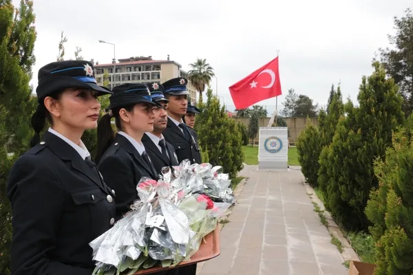 sirnakta-polis-haftasi-etkinlikleri-kapsaminda-sehitler-anitina-karanfil-birakildi-1775744023444.jpg