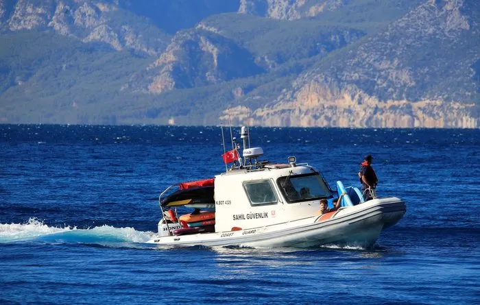 Akdeniz’de can pazarı: 19 genç şiddetli rüzgarla açığa sürüklendi! ’Birbirimize tutunarak kurtarılmayı bekledik’