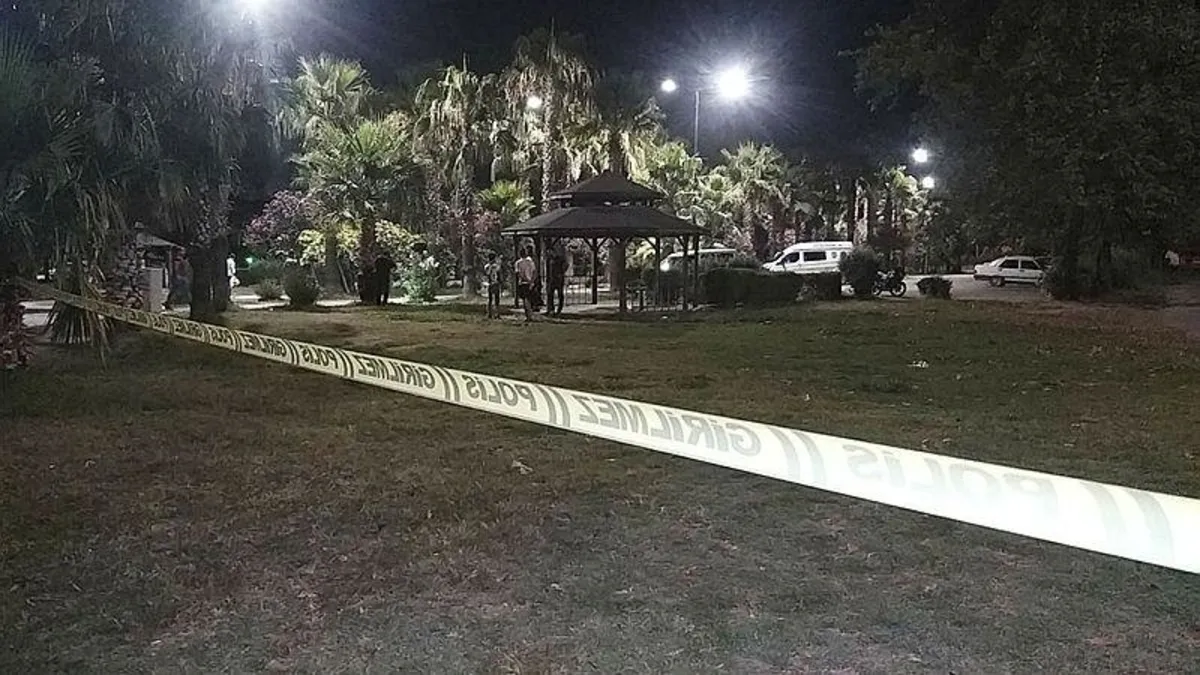 Adana'da gençlere silahlı saldırı: 1 ölü, 1 yaralı Adana'da gençlere silahlı saldırı: 1 ölü, 1 yaralı