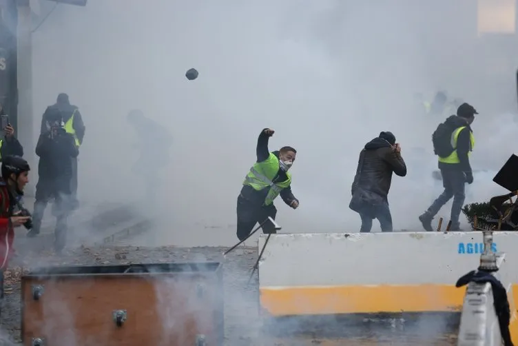 Fransa'da akaryakıt zammı protestoları sürüyor