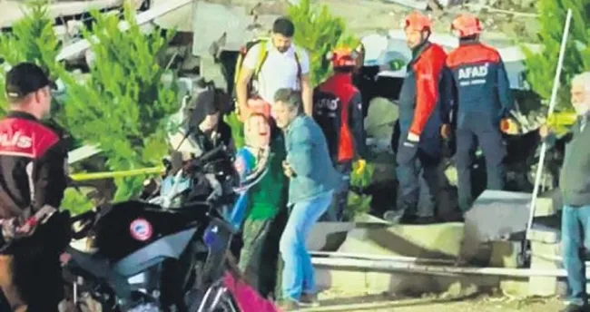 Deprem enkazını set yapan ekipten mezarlık özrü Deprem enkazını set yapan ekipten mezarlık özrü