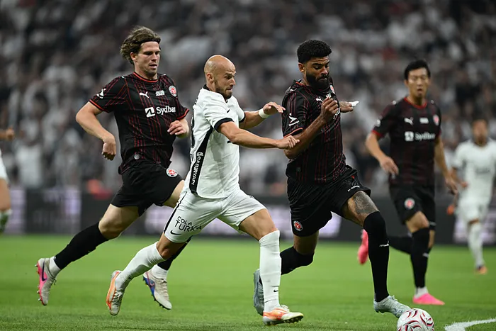 canli-besiktas-midtjylland-macta-ilk-yari-oynaniyor-1784830965506.jpeg