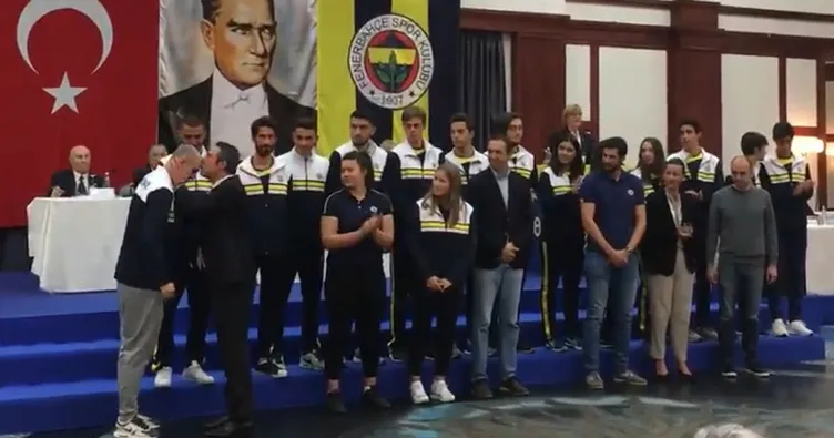 Ali Koç, Ramil Guliyev’i alnından öptü