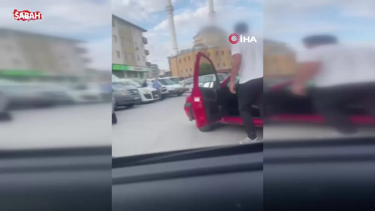 Aracından inip kendisine korna çalanlara saldırdı: O anlar cep telefonu kamerasına böyle yansıdı