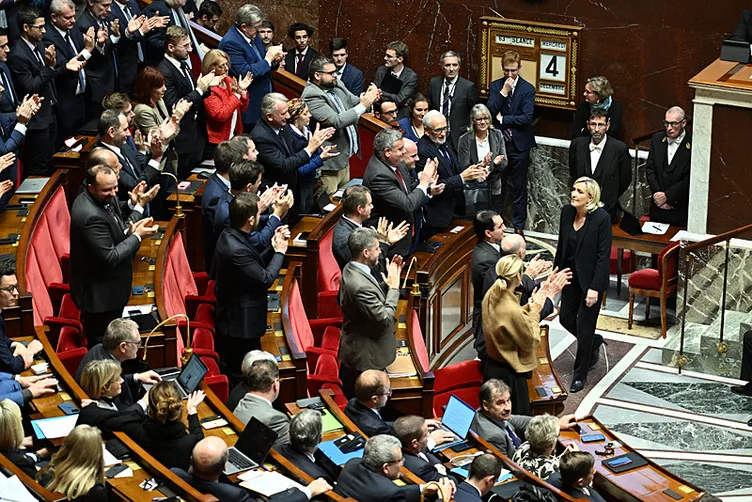 Fransa’da siyasi kriz büyüyor: Macron’a istifa yolu! Yeni başbakan kim olacak?