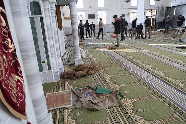 Suriye'de camiye yönelik saldırıya Türkiye'den peş peşe tepkiler!