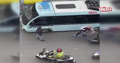 İstanbul  Kadıköy’de kuryelerin ayırdığı minibüsçülerin kavgası kamerada | Video