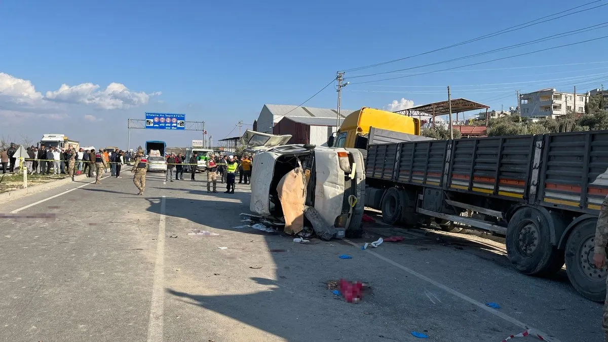 Hatay'da yolcu servisi TIR'a çarptı: 6 ölü 8 yaralı!