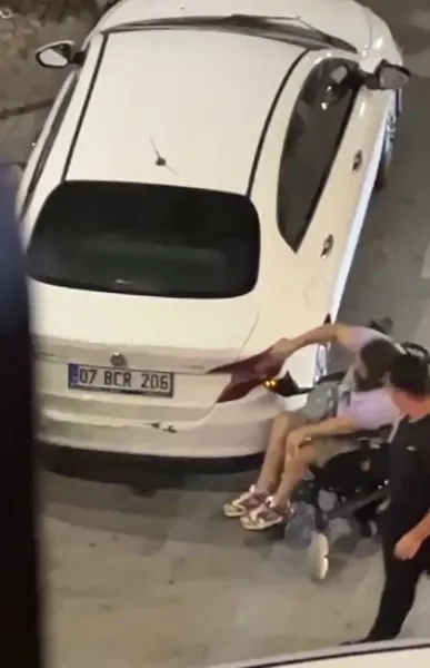 Engelli rampasına konulan araç isyan ettirdi! Yolun karşısına geçemeyince… Kırılmadık camını bırakmadı